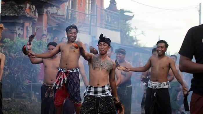 bali.tribunnews.com perang sambuk