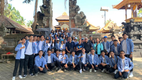 Mahasiswa Poltekpar Bali Jelajah Wisata Desa Pejeng Kangin "Perjalanan Edukasi Berbasis Workshop Tenun dan Organic Garden Trekking"