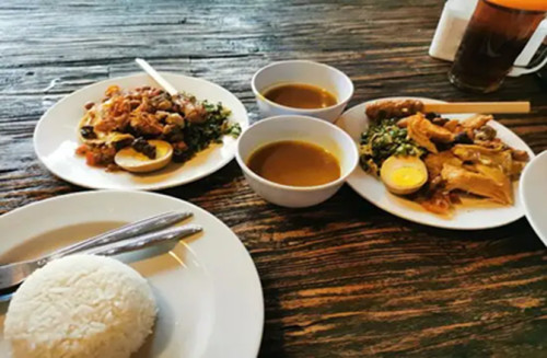 Nasi Ayam Kedewatan Bu Mangku  “Sensasi Kuliner yang Memikat Lidah”